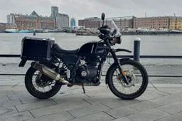De Royal Enfield Himalayan is een heerlijke tourer waarmee je spontaan op wereldreis wilt