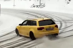 Audi RS4 speelt buiten op besneeuwde bergpaadjes