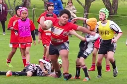 Dit 9-jarige rugbyventje vernietigt alles en iedereen dat op z’n pad komt