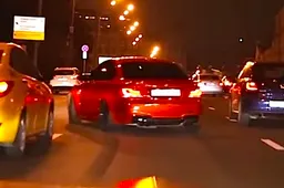 BMW 1M rijdende Rus gebruikt openbare weg van Moskou als driftparadijs