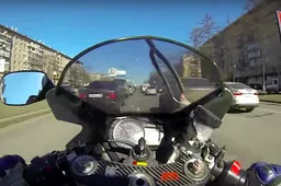 Eindelijk een Rus die erachter komt dat je niet met 130 km/u door een file kan razen