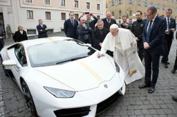 Paus Franciscus hoeft z'n Lamborghini niet