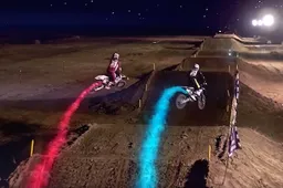 's Nachts motorcrossen met fluoriserende rook geeft een waanzinnig effect