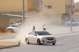 Geflipte Saudi's tonen hun uitzonderlijke driftskills op straat