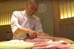 Takashi Saito is de drie Michelinsterren chef die sushi naar een nieuw universum tilt