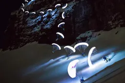 Speedrider zorgt met opgelichte parachute voor magische vertoning