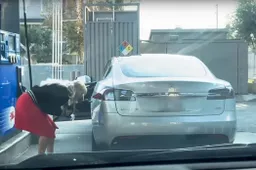 Vrouw onderneemt een dappere poging om een Tesla af te tanken