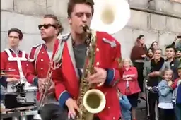 Fanfare orkest speelt The Man With The Red Face op straat en het publiek ontploft