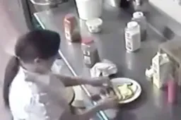 Haatdragende serveerster propt hotdog in haar gleuf voordat ze ‘m uitserveert