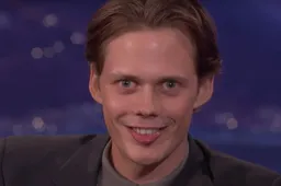 Bill Skarsgård vertelt hoe hij de enge glimlach van Pennywise heeft aangeleerd