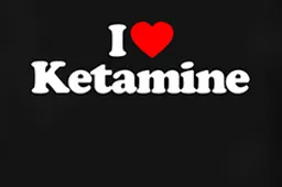 Pliesie vindt karrenvracht aan drugs in auto met ‘I love Ketamine sticker’ op de achterruit