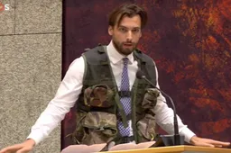 Thierry Baudet heeft gisteravond in legeroutfit staan debatteren in de Tweede Kamer