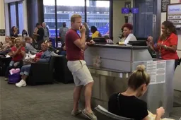 Dude ownt No Diggity door de terminal speakers op het vliegveld