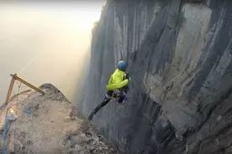 Man springt van honderden meters hoge rotswand met alleen één touw om zijn middel