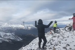 Waaghalzen heli-biken van de besneeuwde bergentoppen van British-Columbia