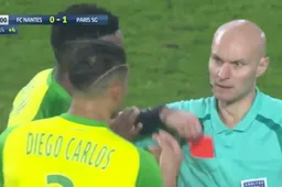 Ernstig WTF-momentje als scheidsrechter speler natrapt bij Nantes - PSG