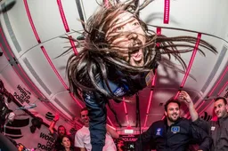 DJ Steve Aoki spint op 11000 meter hoogte dikke platen en breekt record