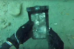 Duiker vindt iPhone die na 9 maanden onder water gewoon weer aangaat
