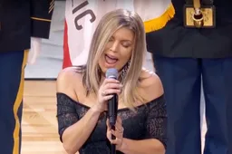 Fergie klinkt als jankende kat tijdens NBA All-Star game