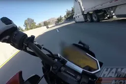 Motorrijder crasht onder vrachtwagen en ontsnapt ternauwernood aan de dood