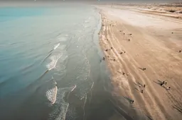 Prachtige drone beelden van het Nederlandse strand bij Hoek van Holland