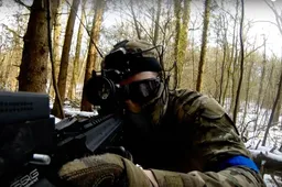 Special forces agent maakt gehakt van stoere knulletjes in airsoft gevecht