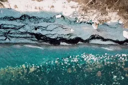 Oogstrelende dronebeelden boven de kust van Denemarken zijn magisch