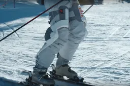 Met dit futuristische exoskelet ski je alsof je weer jong en super fit bent
