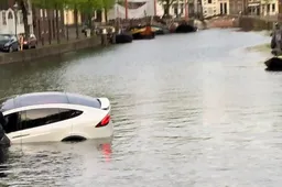 Gloednieuwe Tesla duikt het water in na machogedrag