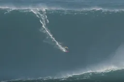 Surfer verbreekt wereldrecord door een ruim 24 meter hoge golf te bedwingen