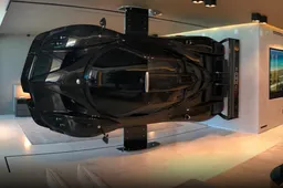 Miljonair hangt Pagani Zonda Revolucion aan de muur van zijn woonkamer