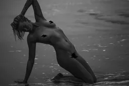 Ireland Baldwin slingert een naakte strand fotoshoot op Instagram