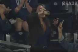 Toffe meid vangt honkbal met haar bierglas en trekt een adtje