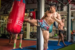 Jonge Muay Thai monster hakt benen onder je vandaan en knalt je gezicht tot moes