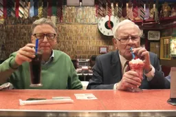 Bill Gates en Warren Buffet gaan samen shoppen in een winkel overladen met spullen van vroeger