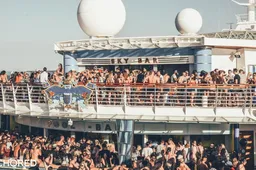 Tv-programma op een cruiseschip verandert langzaam in een groot drugs en seks feest op het water