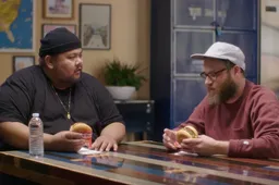 Seth Rogen proeft welke 'geheime burger' de beste is in de burger-show