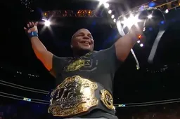 Daniel Cormier slaat Stipe Miocic K.O. en is nu licht-zwaargewicht en zwaargewicht UFC-wereldkampioen