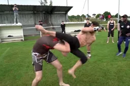 MMA vechters hoeken elkaar in hun vrije tijd neer op de grasmat