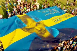 Zweedse fans op Tomorrowland brengen prachtige tribute aan Avicii