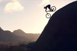 Mountainbiker crosst door de mooiste natuur van Namibië