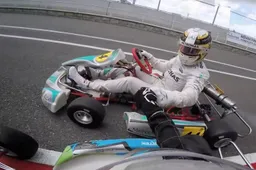 Lewis Hamilton kart een rondje mee met een paar kids op een zeiknatte baan