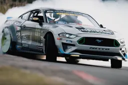 Gast drift de complete Nürburgring met een 900 pk sterke Ford Mustang