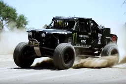 Casey Currie knalt met zijn 850 pk sterke Jeep door het prachtige Arizona