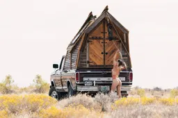 Sara Underwood reist de wereld rond in de gruwelijke zelfgebouwde camper van haar vriend