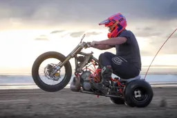 Gast scheurt op brute wijze in z’n zelfgebouwde 300cc drift trike over het strand