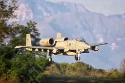 Hobbyist bouwt een enorme RC A-10 Warthog die daadwerkelijk kan schieten