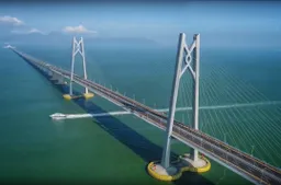 De langste en meest controversiële zeebrug ter wereld is in China geopend