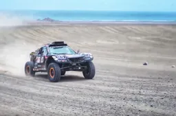 De broertjes Coronel showen hun nieuwe Dakar-buggy met een 6.2-liter Corvette-motor
