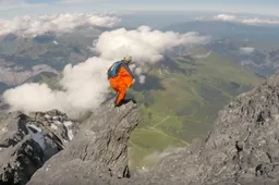 Dude in wingsuit jumpt van 3970 meter hoge berg in Zwitserland